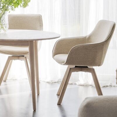 Rowico Home Alison tuoli käsinojilla beige kangas/ruskeat tammijalat